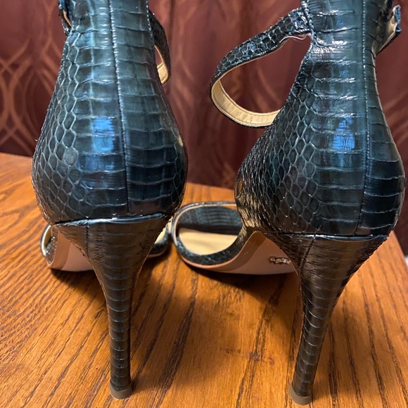 Michael Kors emerald green snake skin heels. Excellent condition. Never worn - Picture 2 of 7